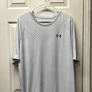 2 men’s XXL Under Armour loose fit shirts